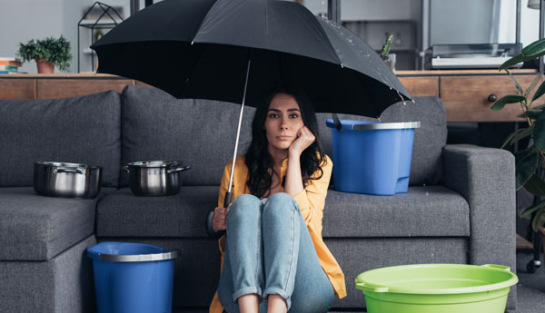Bild på en kvinna med ett paraply inomhus