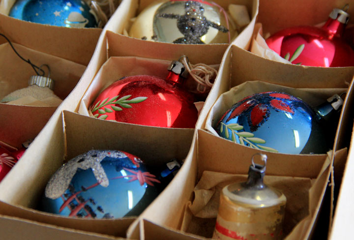 Kartong med gamla julkulor.