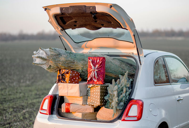 Bil med bakluckan full av julklappar.